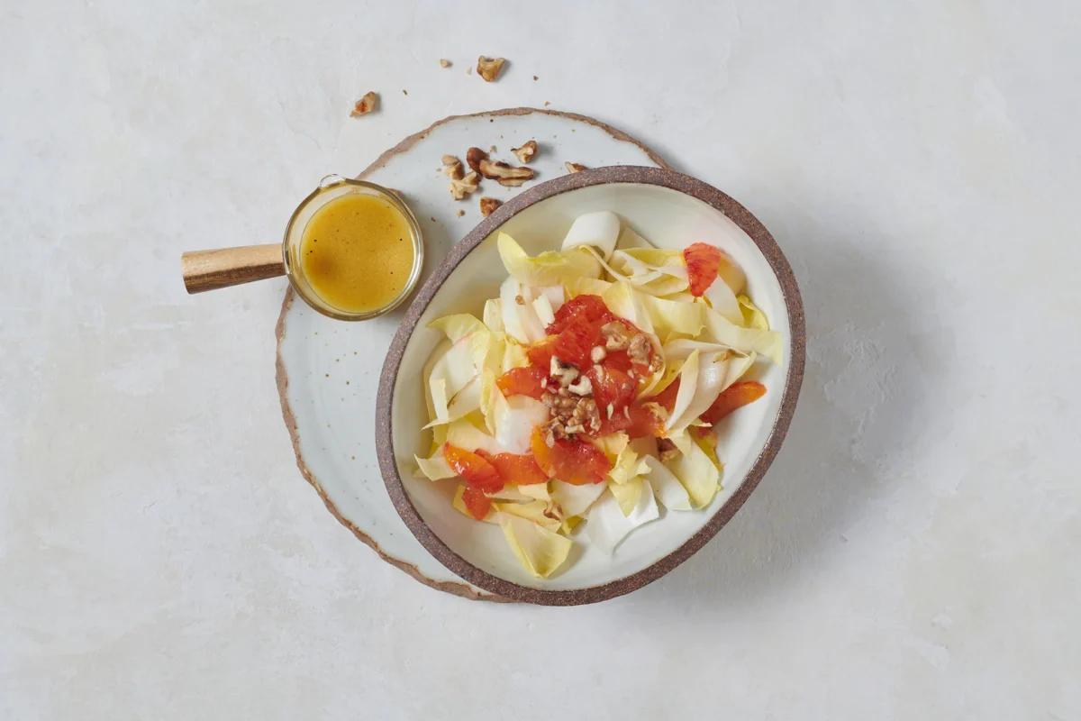 Salade d’endives. Das fertige Gericht schön angerichtet und fotografiert aus Vogelperspektive (Food Fotografie). Serviervorschlag, Original Tiptopf Rezept, aus dem bekanntesten Kochbuch der Schweiz