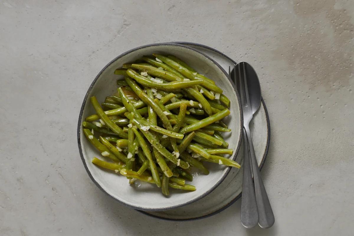 Salade de haricots aus der Kategorie Salate. Das fertige Gericht schön angerichtet und fotografiert aus Vogelperspektive (Food Fotografie). Serviervorschlag, Original Tiptopf Rezept, aus dem bekanntesten Kochbuch der Schweiz