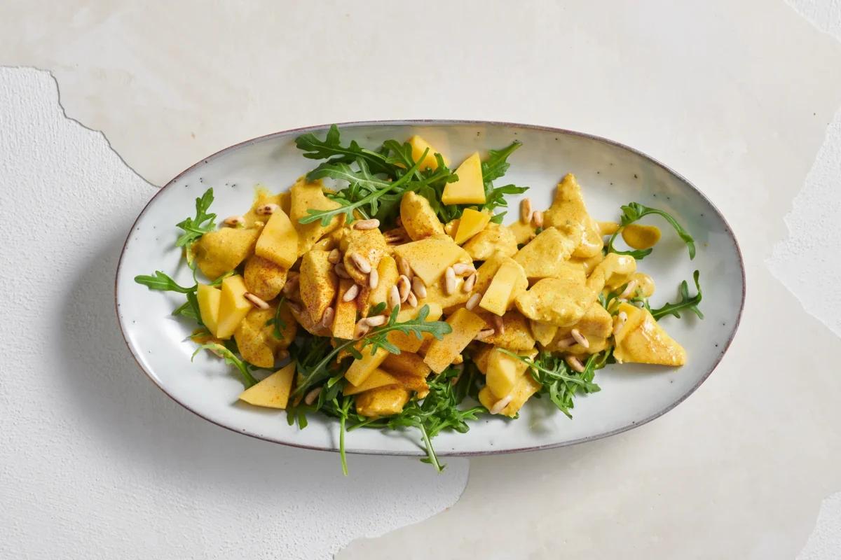 Salade de poulet aus der Kategorie Salate. Das fertige Gericht schön angerichtet und fotografiert aus Vogelperspektive (Food Fotografie). Serviervorschlag, Original Tiptopf Rezept, aus dem bekanntesten Kochbuch der Schweiz