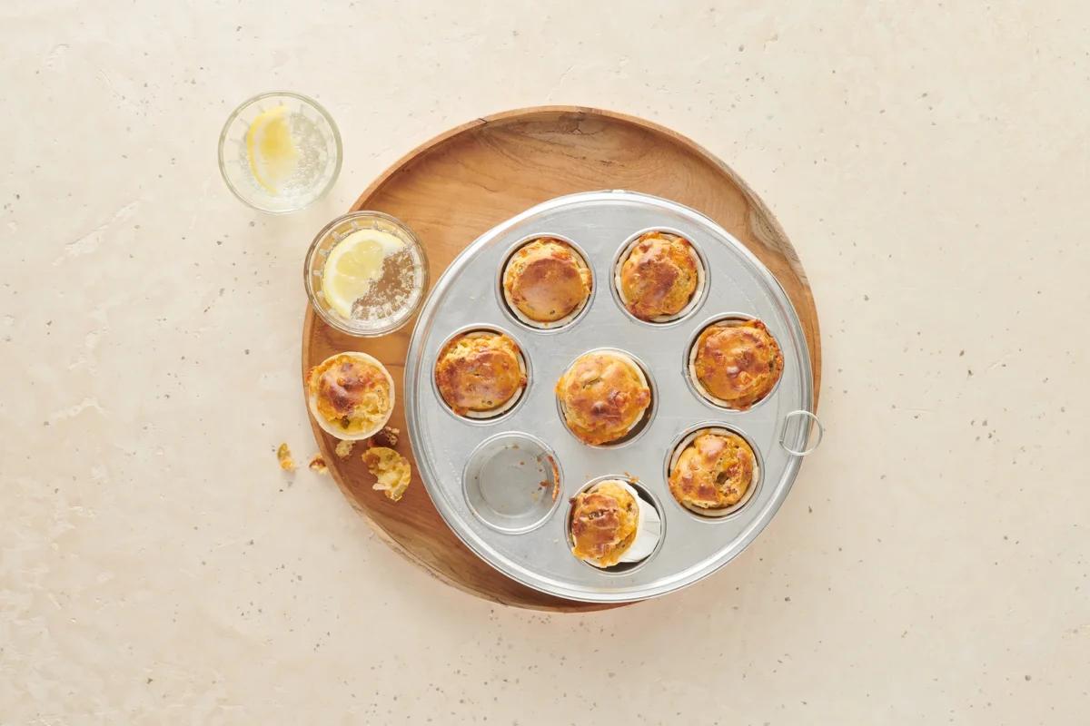 Muffins salés aus der Kategorie Snacks &amp; Fingerfood. Das fertige Gericht schön angerichtet und fotografiert aus Vogelperspektive (Food Fotografie). Serviervorschlag, Original Tiptopf Rezept, aus dem bekanntesten Kochbuch der Schweiz
