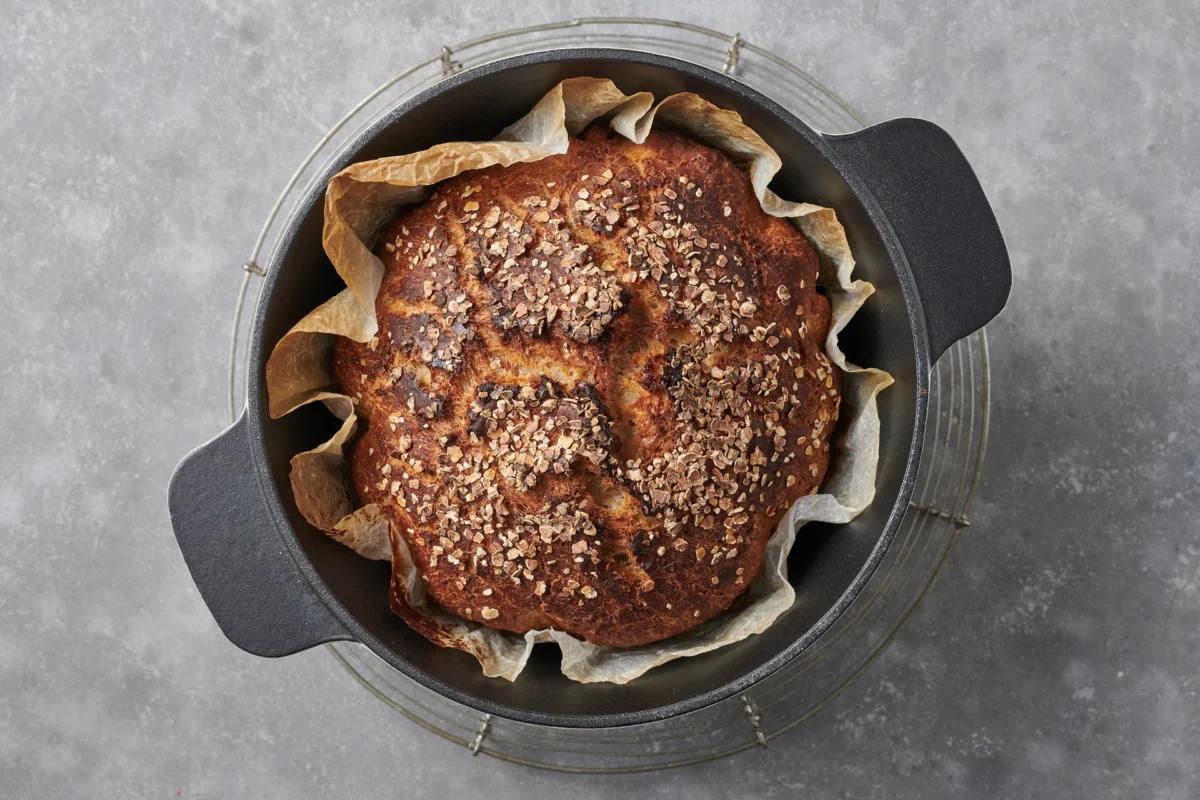 Pain à la cocotte de la catégorie . Méthode de préparation cuire. Le plat terminé est joliment présenté et photographié en vue aérienne (photographie alimentaire). Suggestion de présentation, recette originale de Croqu'menus, tirée du livre de cuisine le plus connu de Suisse