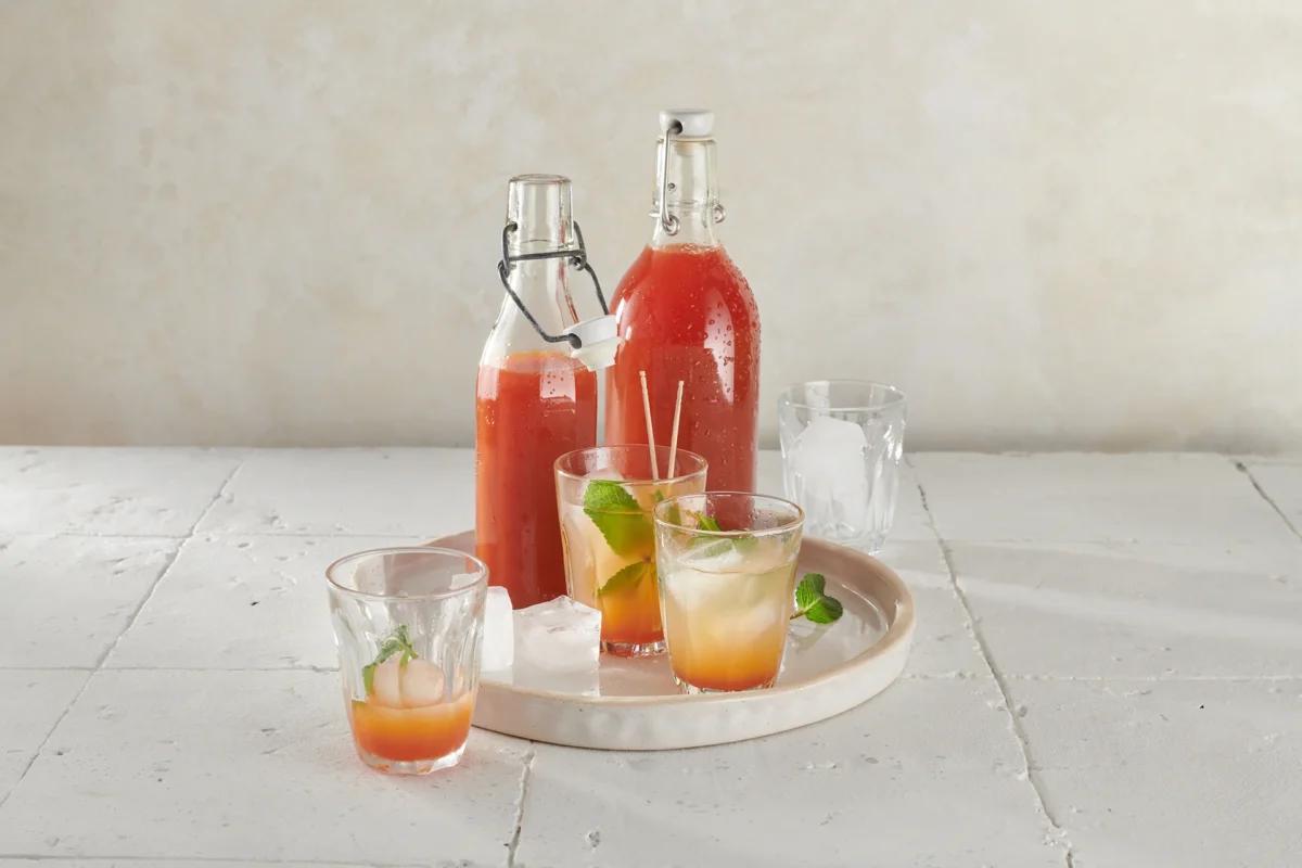 Sirop d’orange sanguine de la catégorie . Méthode de préparation bouillir. Le plat terminé est joliment présenté et photographié en vue aérienne (photographie alimentaire). Suggestion de présentation, recette originale de Croqu'menus, tirée du livre de cuisine le plus connu de Suisse