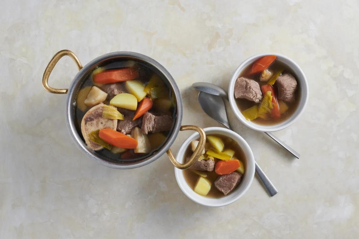 Pot-au-feu aus der Kategorie Gemüse (2). Das fertige Gericht schön angerichtet und fotografiert aus Vogelperspektive (Food Fotografie). Serviervorschlag, Original Tiptopf Rezept, aus dem bekanntesten Kochbuch der Schweiz