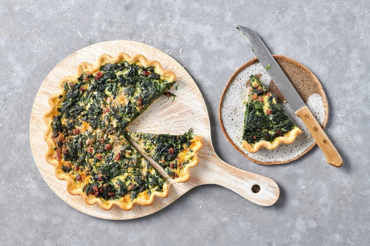 Tarte aux épinards aus der Kategorie Gebäck salzig. Das fertige Gericht schön angerichtet und fotografiert aus Vogelperspektive (Food Fotografie). Serviervorschlag, Original Tiptopf Rezept, aus dem bekanntesten Kochbuch der Schweiz