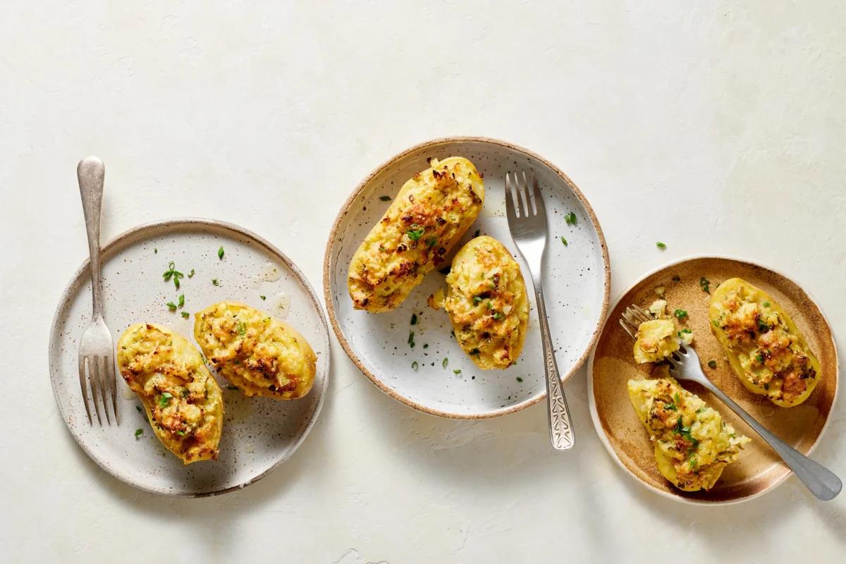 Pommes de terre farcies aus der Kategorie Kartoffeln &amp; Süsskartoffeln. Das fertige Gericht schön angerichtet und fotografiert aus Vogelperspektive (Food Fotografie). Serviervorschlag, Original Tiptopf Rezept, aus dem bekanntesten Kochbuch der Schweiz