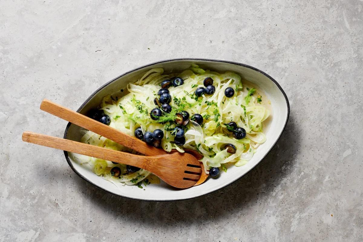 Salade de fenouil de la catégorie . Méthode de préparation crudités. Le plat terminé est joliment présenté et photographié en vue aérienne (photographie alimentaire). Suggestion de présentation, recette originale de Croqu'menus, tirée du livre de cuisine le plus connu de Suisse