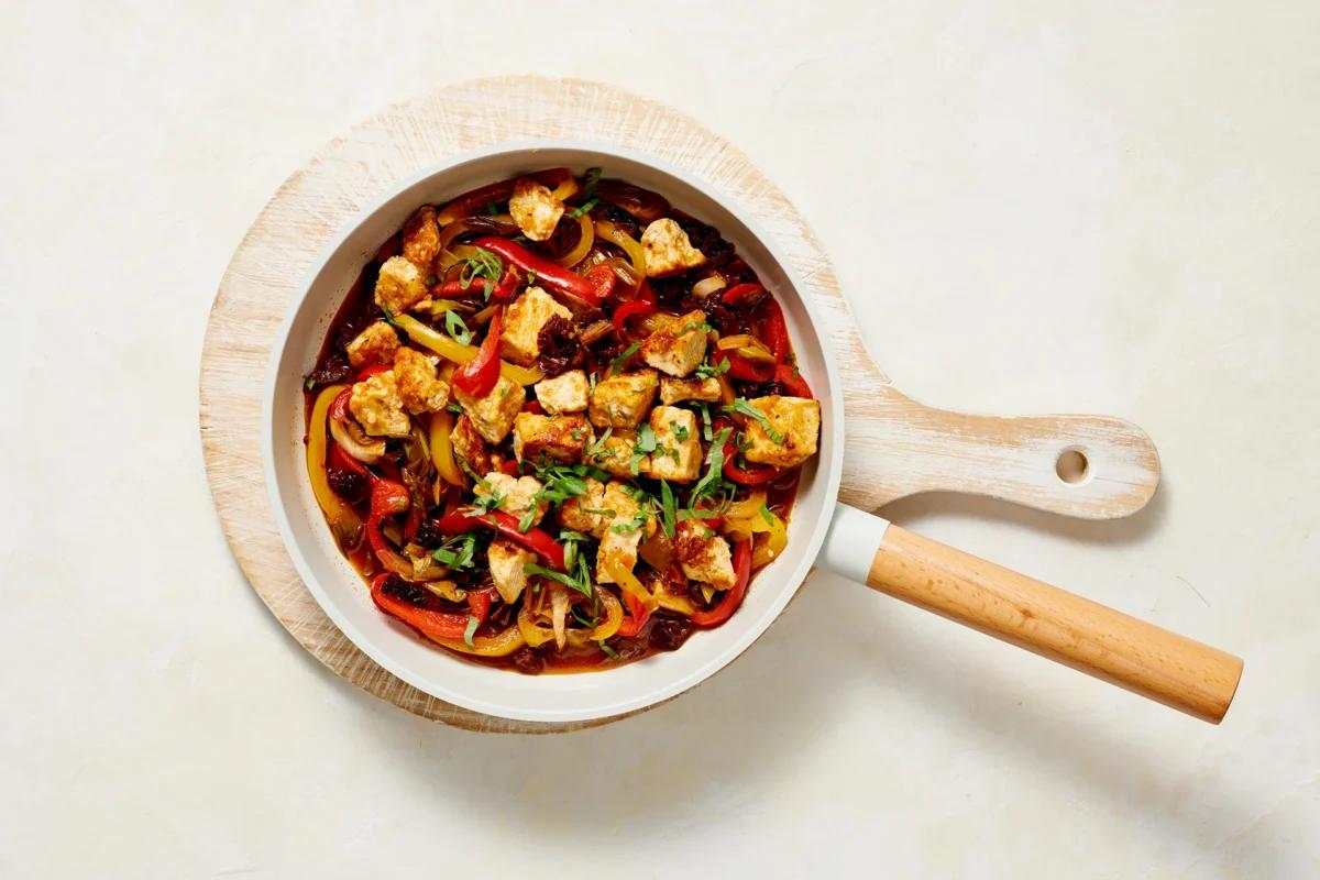 Poêlée de tofu méditerranéenne aus der Kategorie Hülsenfrüchte &amp; Co. Das fertige Gericht schön angerichtet und fotografiert aus Vogelperspektive (Food Fotografie). Serviervorschlag, Original Tiptopf Rezept, aus dem bekanntesten Kochbuch der Schweiz