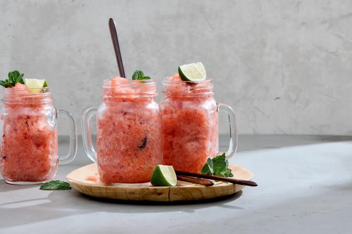 Slush à la pastèque aus der Kategorie Getränke. Das fertige Gericht schön angerichtet und fotografiert aus Vogelperspektive (Food Fotografie). Serviervorschlag, Original Tiptopf Rezept, aus dem bekanntesten Kochbuch der Schweiz