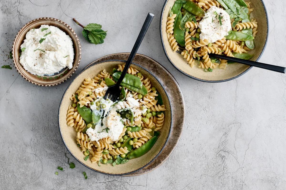 One pot de pois mange-tout aus der Kategorie Gemüse. Das fertige Gericht schön angerichtet und fotografiert aus Vogelperspektive (Food Fotografie). Serviervorschlag, Original Tiptopf Rezept, aus dem bekanntesten Kochbuch der Schweiz