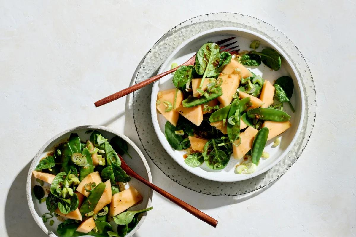 Salade de pois mange-tout et melon aus der Kategorie Salate. Das fertige Gericht schön angerichtet und fotografiert aus Vogelperspektive (Food Fotografie). Serviervorschlag, Original Tiptopf Rezept, aus dem bekanntesten Kochbuch der Schweiz