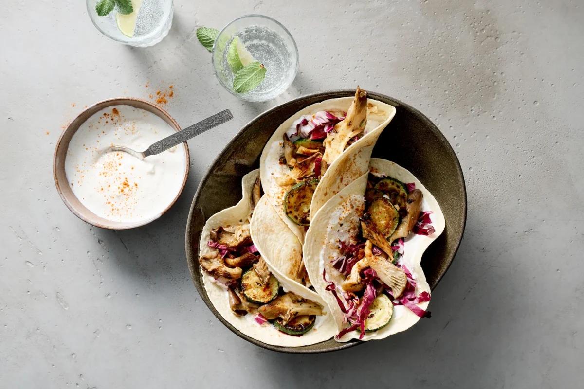 Fajitas aux champignons aus der Kategorie Snacks &amp; Fingerfood. Das fertige Gericht schön angerichtet und fotografiert aus Vogelperspektive (Food Fotografie). Serviervorschlag, Original Tiptopf Rezept, aus dem bekanntesten Kochbuch der Schweiz