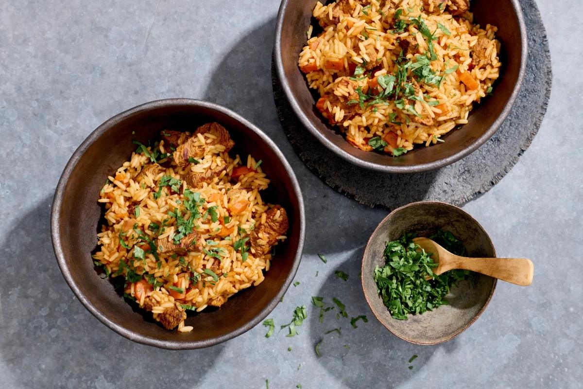 Riz pilaf aus der Kategorie Fleisch &amp; Fisch. Das fertige Gericht schön angerichtet und fotografiert aus Vogelperspektive (Food Fotografie). Serviervorschlag, Original Tiptopf Rezept, aus dem bekanntesten Kochbuch der Schweiz