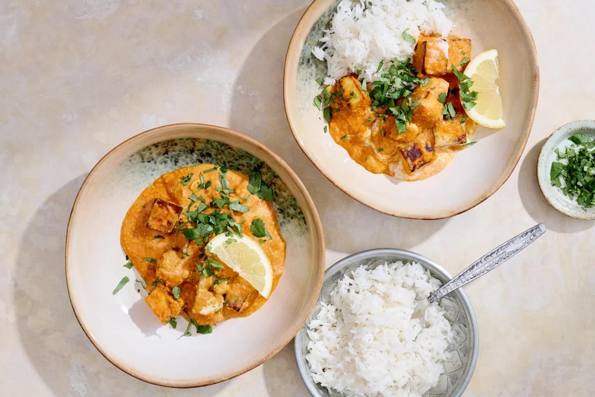Curry de paneer et noix de cajou aus der Kategorie Hülsenfrüchte &amp; Co. Das fertige Gericht schön angerichtet und fotografiert aus Vogelperspektive (Food Fotografie). Serviervorschlag, Original Tiptopf Rezept, aus dem bekanntesten Kochbuch der Schweiz