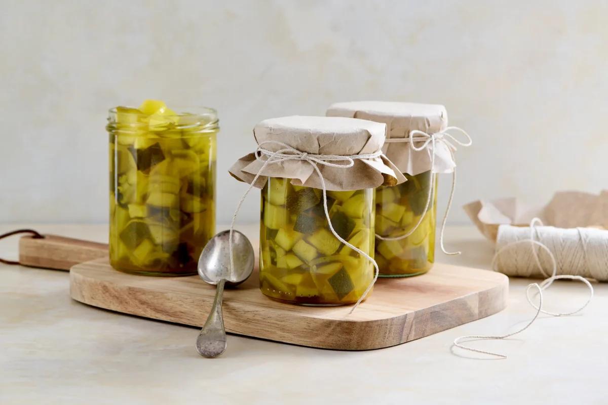 Courgettes à la sauce aigre-douce aus der Kategorie Snacks &amp; Fingerfood. Das fertige Gericht schön angerichtet und fotografiert aus Vogelperspektive (Food Fotografie). Serviervorschlag, Original Tiptopf Rezept, aus dem bekanntesten Kochbuch der Schweiz
