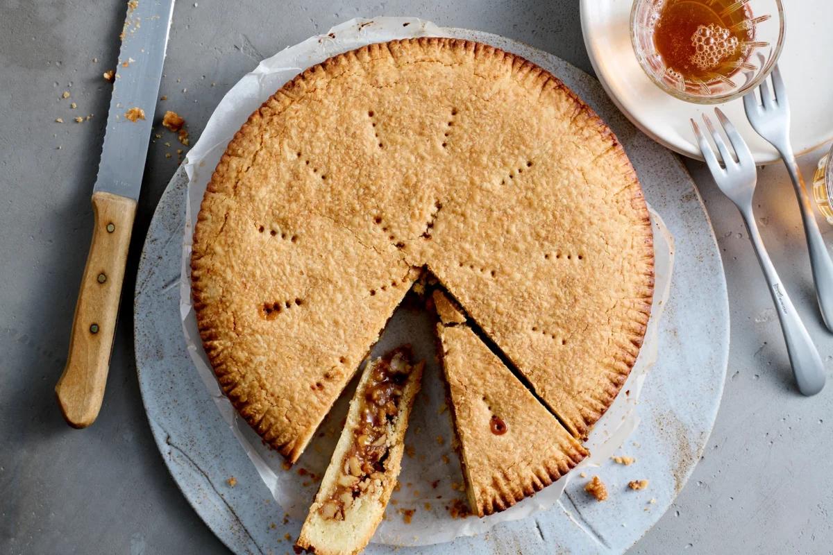 Gâteau aux noix de la catégorie . Méthode de préparation pâte brisée. Le plat terminé est joliment présenté et photographié en vue aérienne (photographie alimentaire). Suggestion de présentation, recette originale de Croqu'menus, tirée du livre de cuisine le plus connu de Suisse