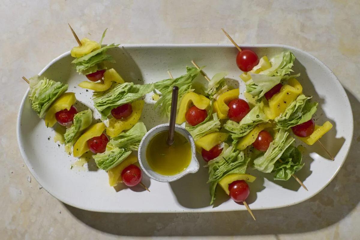 Salade en brochettes aus der Kategorie Salate. Das fertige Gericht schön angerichtet und fotografiert aus Vogelperspektive (Food Fotografie). Serviervorschlag, Original Tiptopf Rezept, aus dem bekanntesten Kochbuch der Schweiz