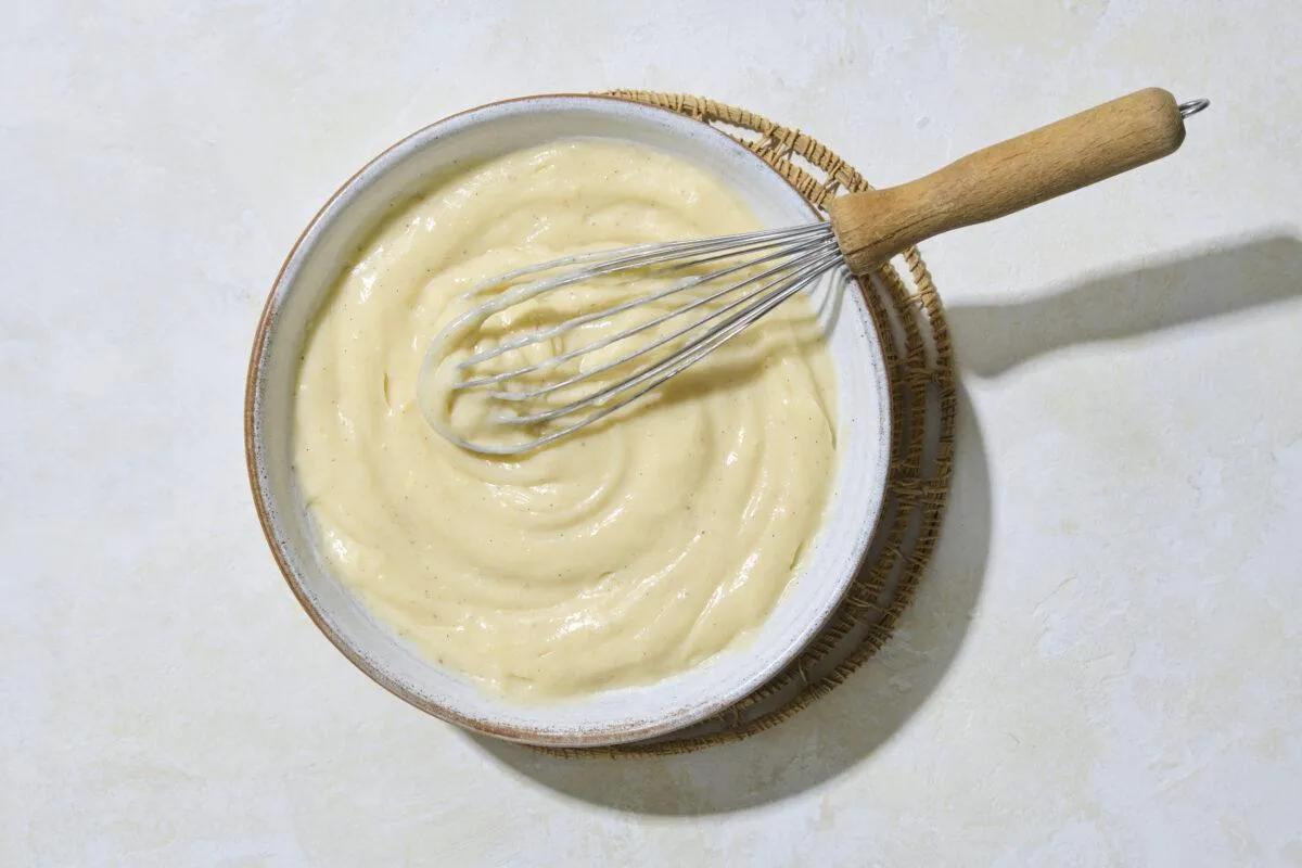 Crème pâtissière aus der Kategorie Gebäck süss. Das fertige Gericht schön angerichtet und fotografiert aus Vogelperspektive (Food Fotografie). Serviervorschlag, Original Tiptopf Rezept, aus dem bekanntesten Kochbuch der Schweiz