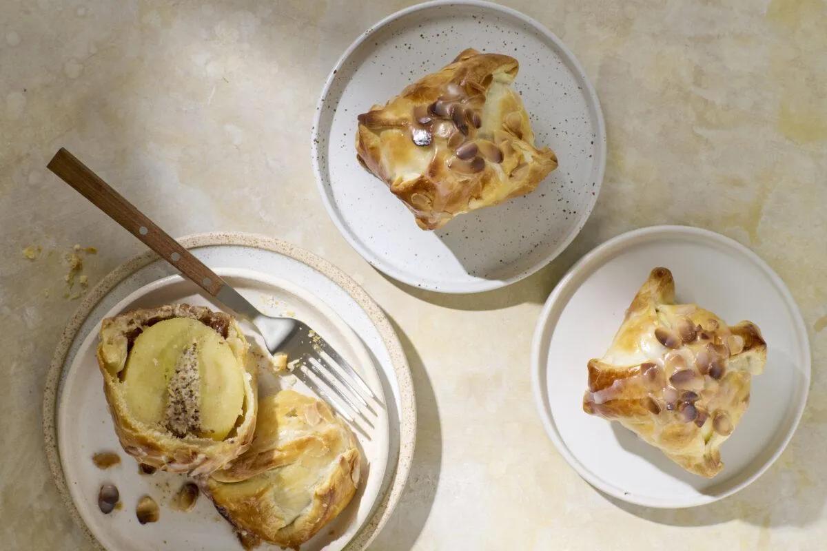 Pomme en croûte. Das fertige Gericht schön angerichtet und fotografiert aus Vogelperspektive (Food Fotografie). Serviervorschlag, Original Tiptopf Rezept, aus dem bekanntesten Kochbuch der Schweiz