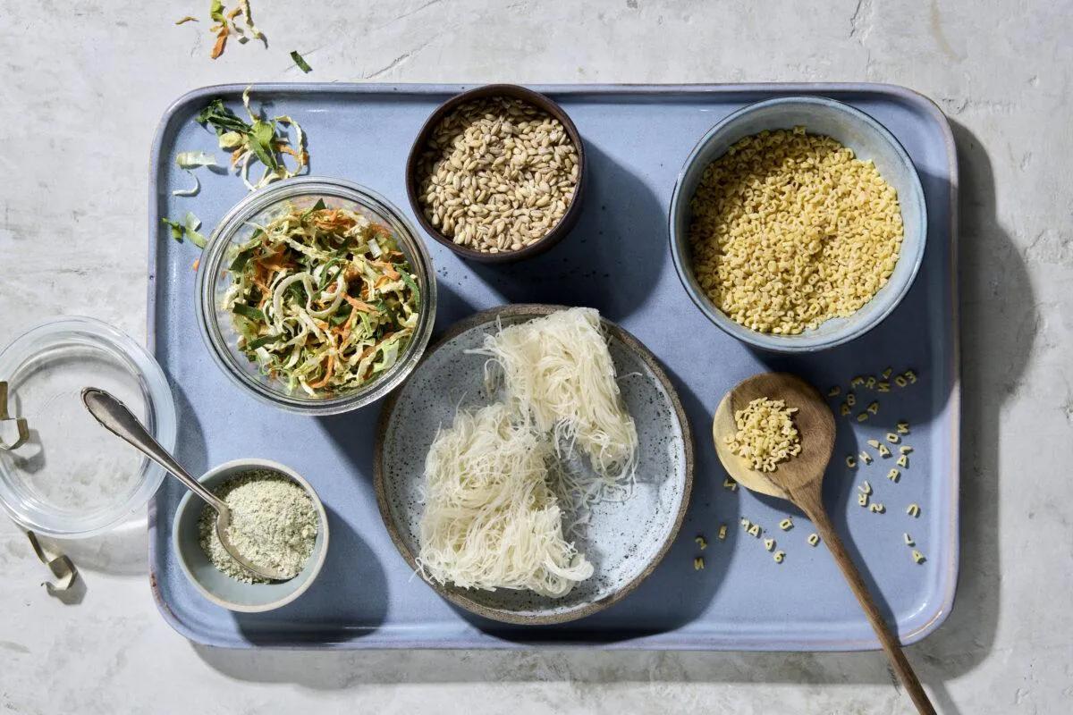Soupes en sachet aus der Kategorie Suppen. Das fertige Gericht schön angerichtet und fotografiert aus Vogelperspektive (Food Fotografie). Serviervorschlag, Original Tiptopf Rezept, aus dem bekanntesten Kochbuch der Schweiz