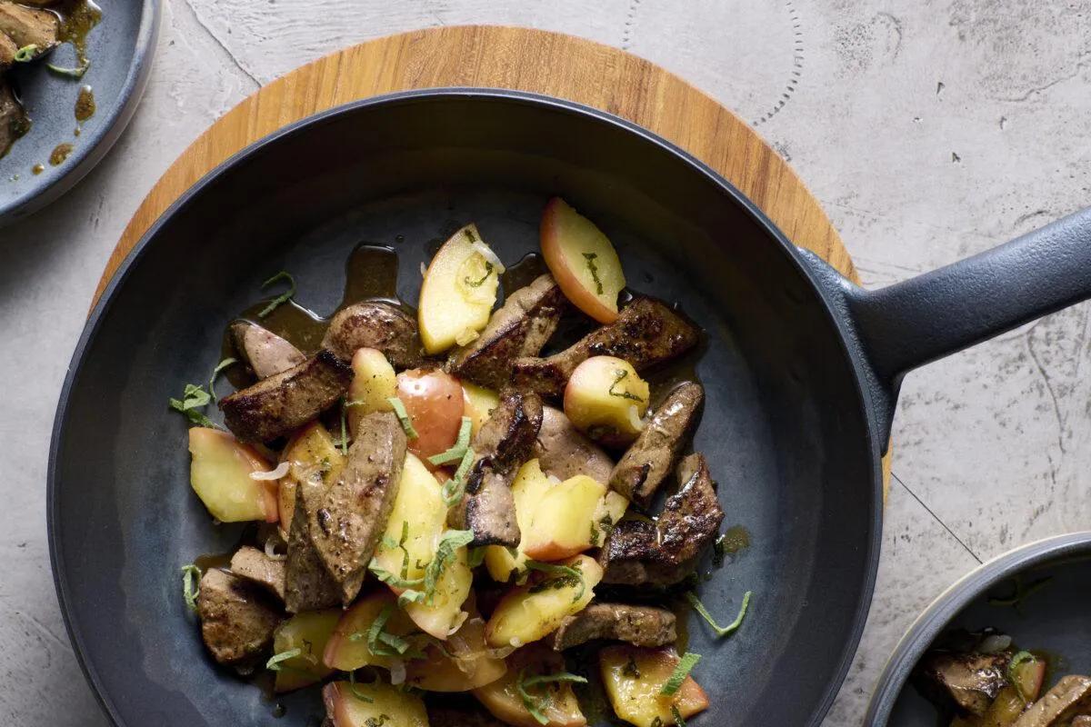 Foie de veau aux pommes aus der Kategorie Fleisch &amp; Fisch. Das fertige Gericht schön angerichtet und fotografiert aus Vogelperspektive (Food Fotografie). Serviervorschlag, Original Tiptopf Rezept, aus dem bekanntesten Kochbuch der Schweiz