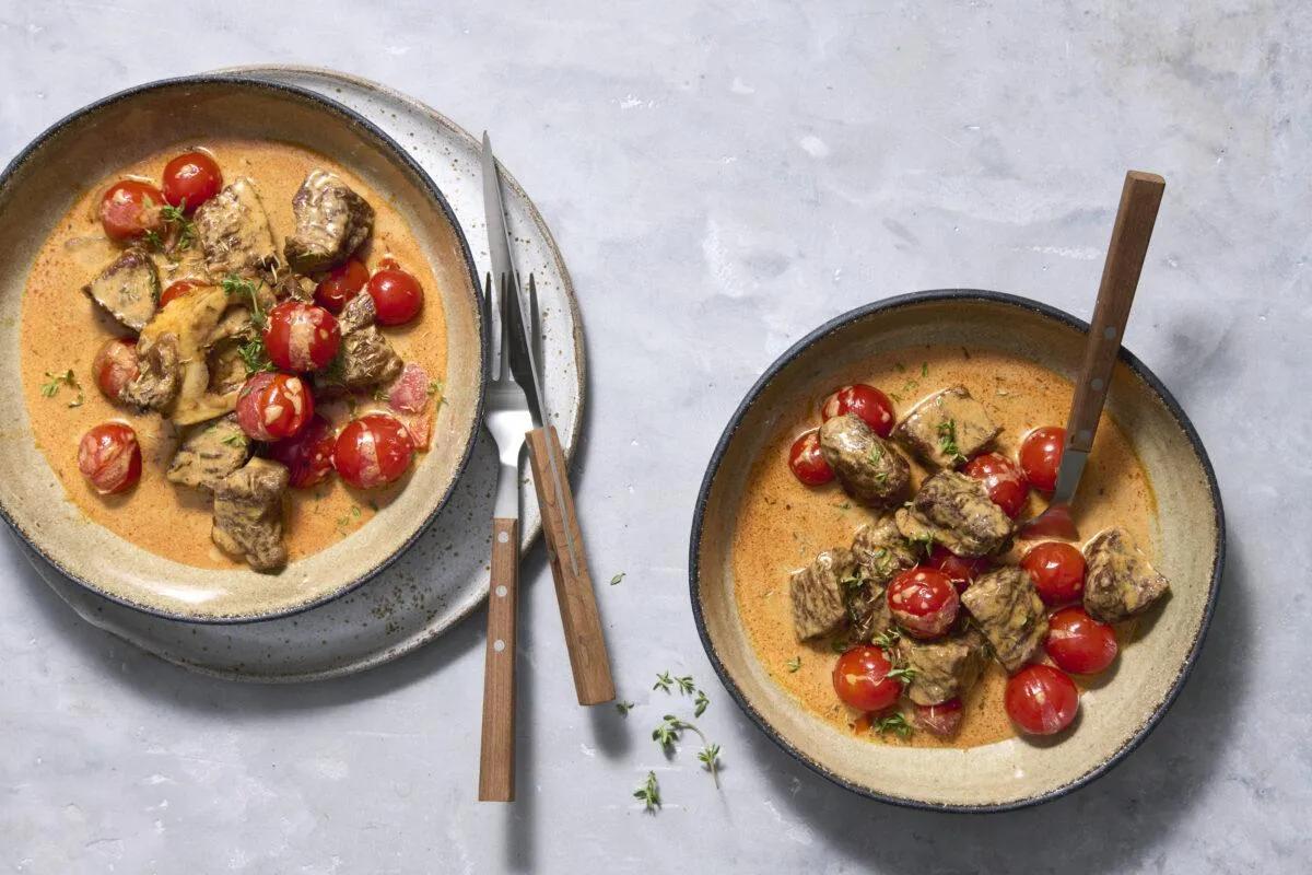 Ragoût d’été aus der Kategorie Fleisch &amp; Fisch. Das fertige Gericht schön angerichtet und fotografiert aus Vogelperspektive (Food Fotografie). Serviervorschlag, Original Tiptopf Rezept, aus dem bekanntesten Kochbuch der Schweiz
