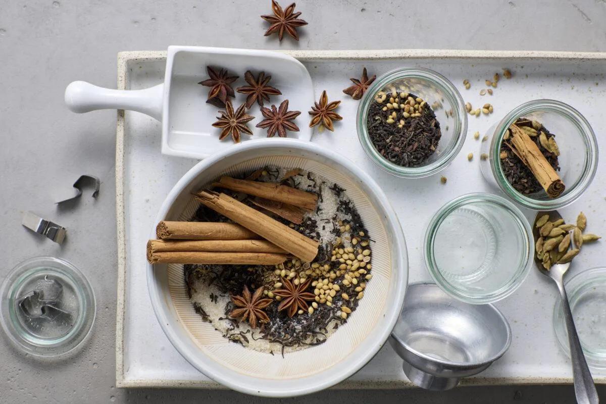 Mélange de thé chai aus der Kategorie Getränke. Das fertige Gericht schön angerichtet und fotografiert aus Vogelperspektive (Food Fotografie). Serviervorschlag, Original Tiptopf Rezept, aus dem bekanntesten Kochbuch der Schweiz
