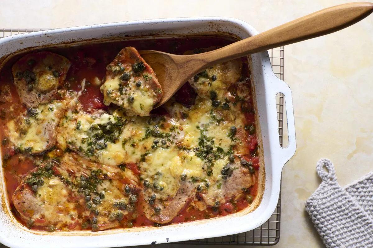Escalopes gratinées aus der Kategorie Fleisch &amp; Fisch. Das fertige Gericht schön angerichtet und fotografiert aus Vogelperspektive (Food Fotografie). Serviervorschlag, Original Tiptopf Rezept, aus dem bekanntesten Kochbuch der Schweiz