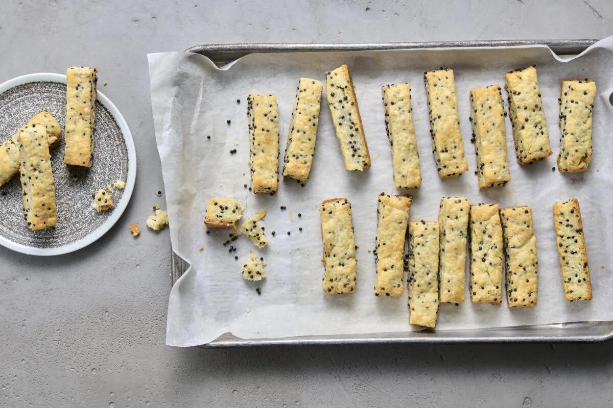 Bâtonnets au fromage et aux graines aus der Kategorie Snacks &amp; Fingerfood. Das fertige Gericht schön angerichtet und fotografiert aus Vogelperspektive (Food Fotografie). Serviervorschlag, Original Tiptopf Rezept, aus dem bekanntesten Kochbuch der Schweiz