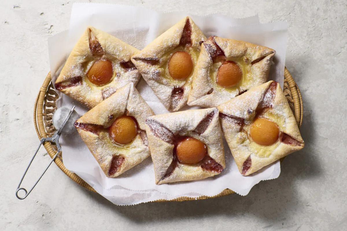 Feuilletés à la vanille aus der Kategorie Gebäck süss. Das fertige Gericht schön angerichtet und fotografiert aus Vogelperspektive (Food Fotografie). Serviervorschlag, Original Tiptopf Rezept, aus dem bekanntesten Kochbuch der Schweiz