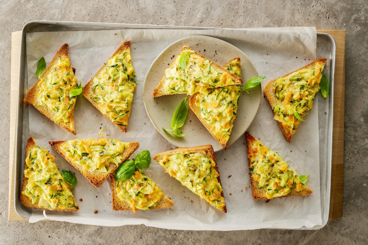 Toast aux légumes aus der Kategorie Snacks &amp; Fingerfood. Das fertige Gericht schön angerichtet und fotografiert aus Vogelperspektive (Food Fotografie). Serviervorschlag, Original Tiptopf Rezept, aus dem bekanntesten Kochbuch der Schweiz