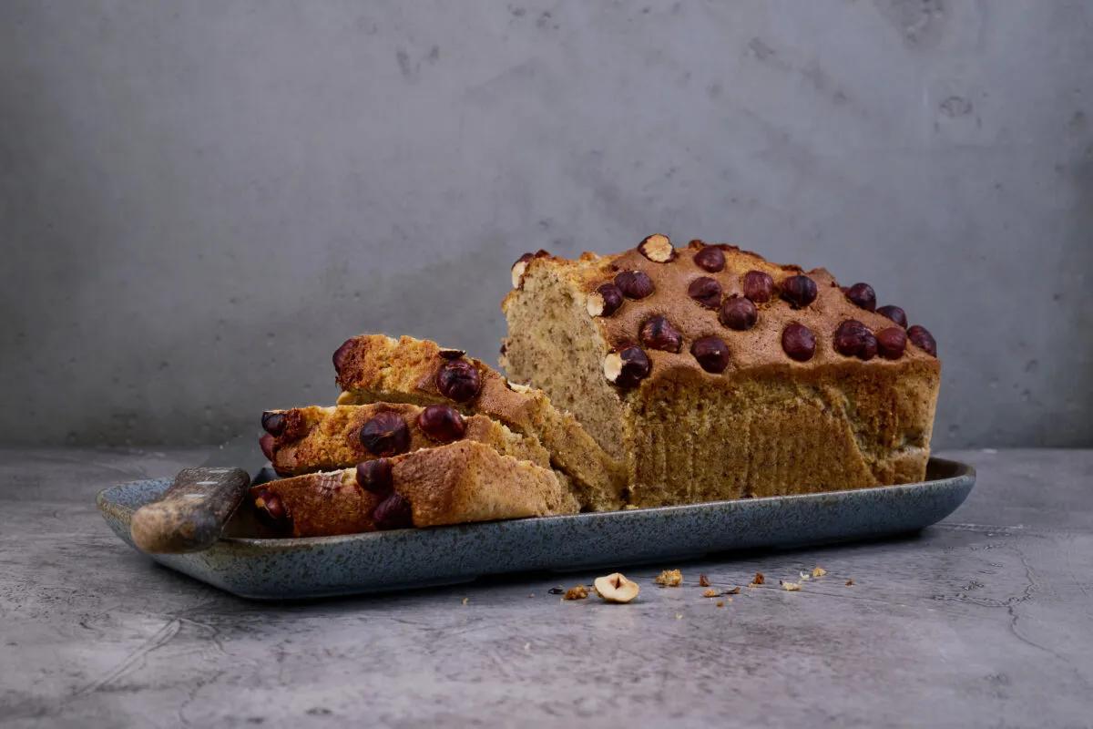 Cake neuchâtelois aux noisettes aus der Kategorie Gebäck süss. Das fertige Gericht schön angerichtet und fotografiert aus Vogelperspektive (Food Fotografie). Serviervorschlag, Original Tiptopf Rezept, aus dem bekanntesten Kochbuch der Schweiz