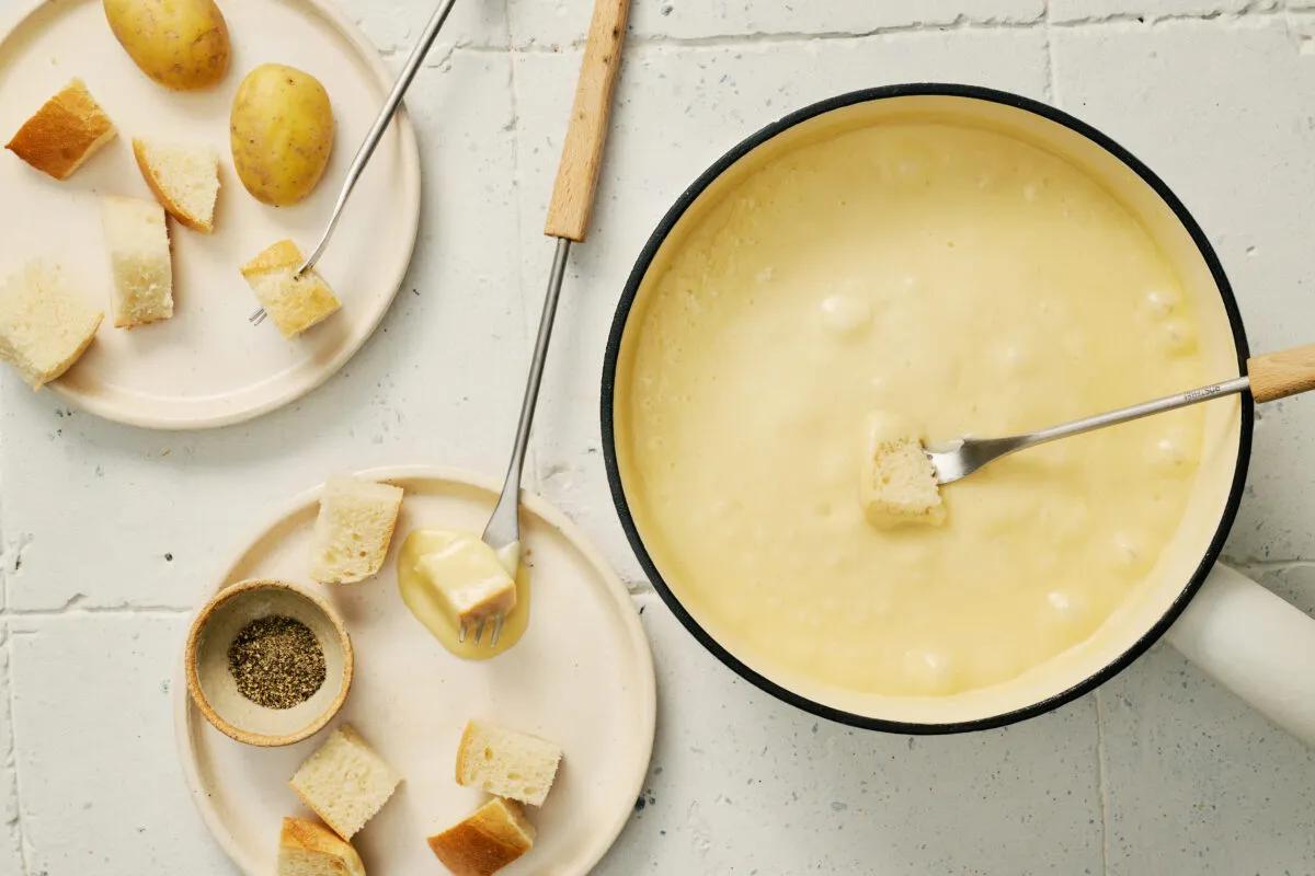 Fondue. Das fertige Gericht schön angerichtet und fotografiert aus Vogelperspektive (Food Fotografie). Serviervorschlag, Original Tiptopf Rezept, aus dem bekanntesten Kochbuch der Schweiz