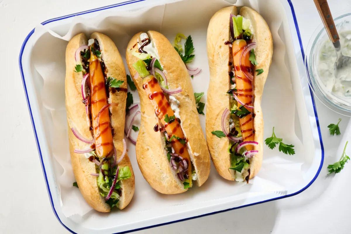 Hotdog aux carottes de la catégorie . Méthode de préparation cuire. Le plat terminé est joliment présenté et photographié en vue aérienne (photographie alimentaire). Suggestion de présentation, recette originale de Croqu'menus, tirée du livre de cuisine le plus connu de Suisse