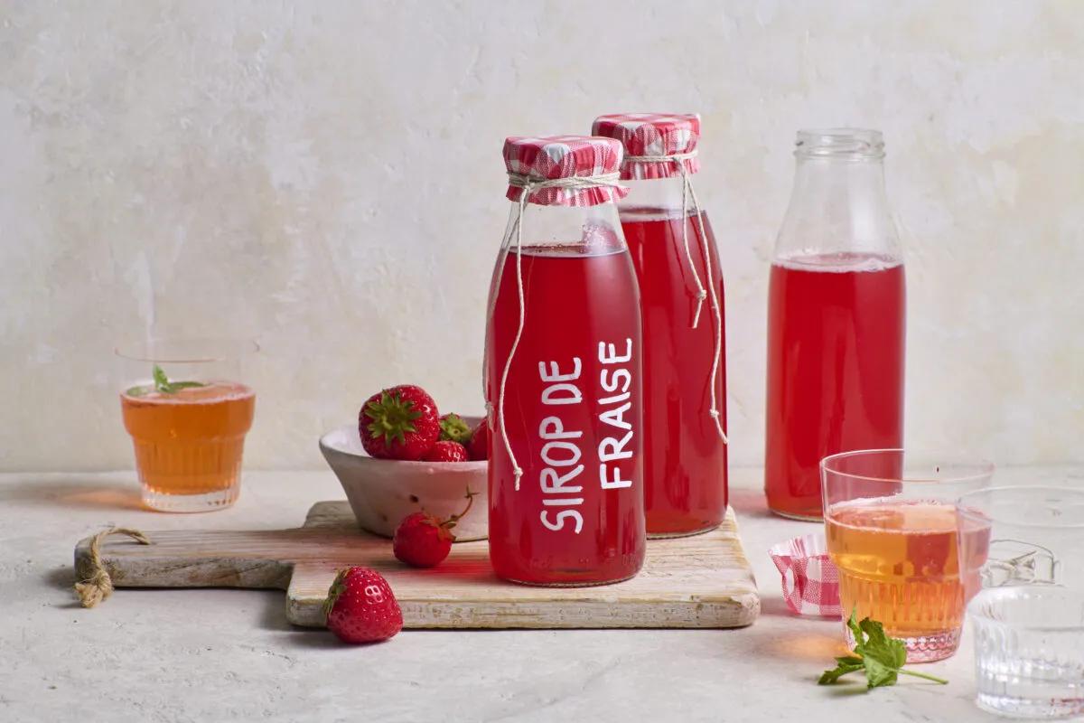 Sirop de fraises aus der Kategorie Konservieren. Das fertige Gericht schön angerichtet und fotografiert aus Vogelperspektive (Food Fotografie). Serviervorschlag, Original Tiptopf Rezept, aus dem bekanntesten Kochbuch der Schweiz
