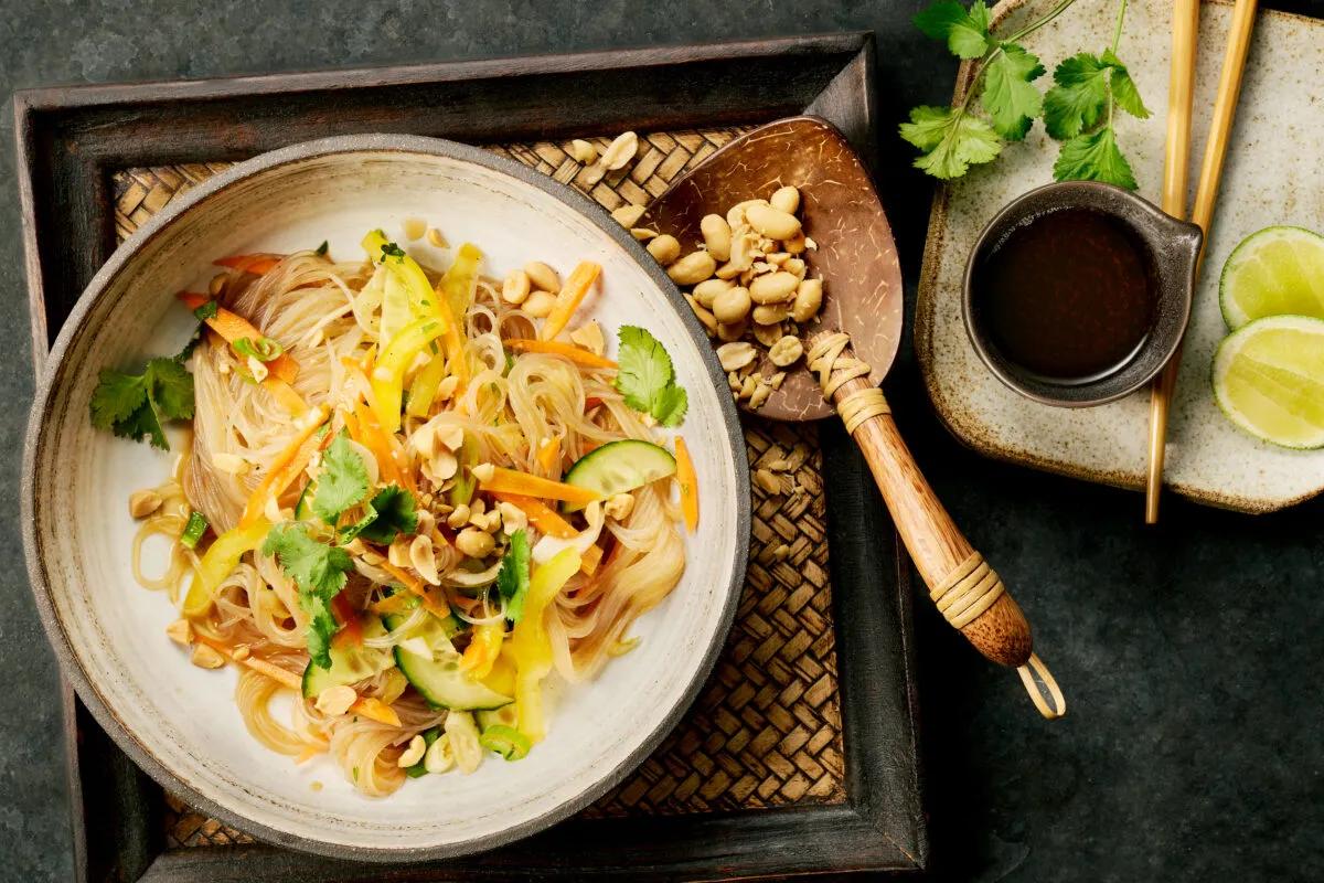 Salade aux vermicelles chinois de la catégorie . Méthode de préparation bouillir. Le plat terminé est joliment présenté et photographié en vue aérienne (photographie alimentaire). Suggestion de présentation, recette originale de Croqu'menus, tirée du livre de cuisine le plus connu de Suisse