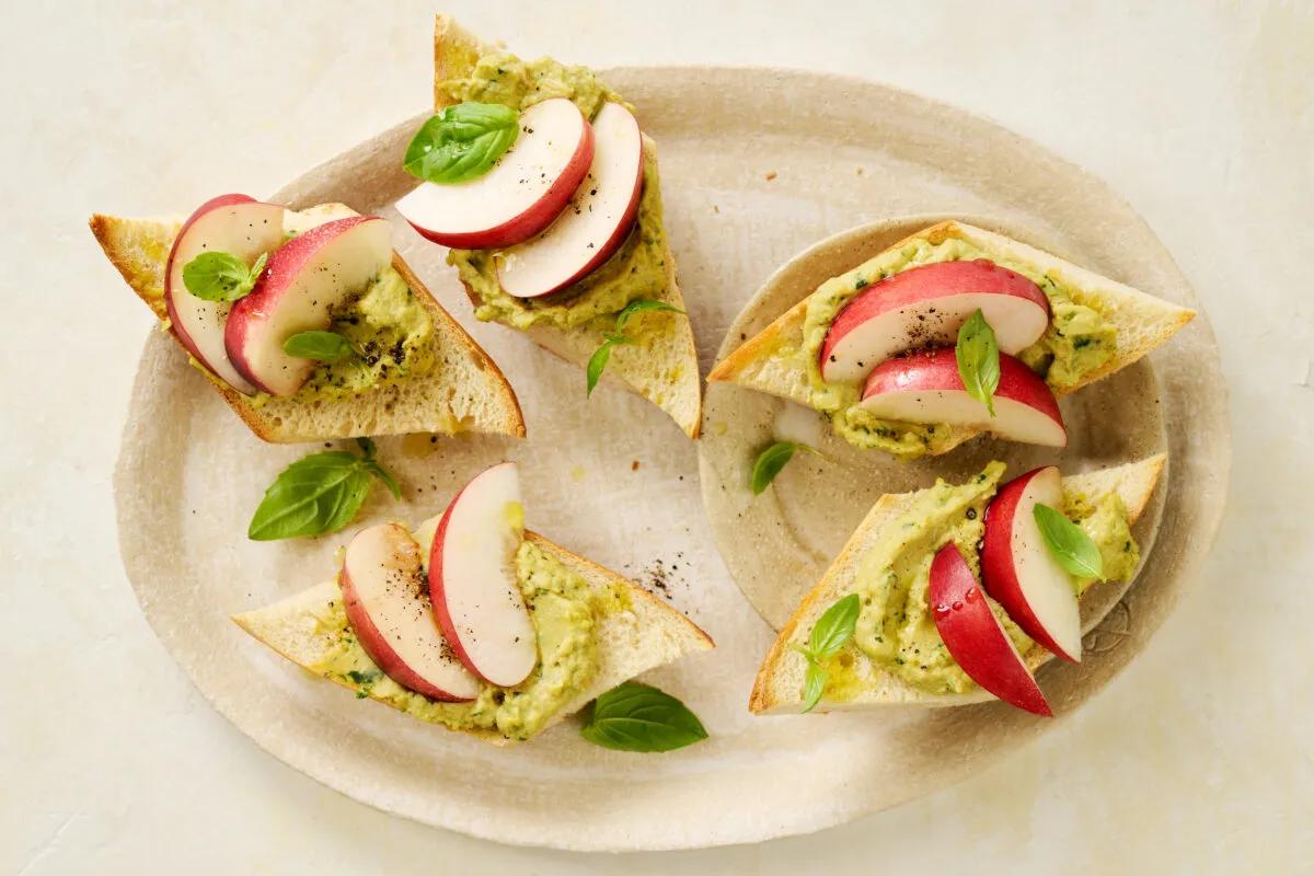 Bruschetta à la nectarine aus der Kategorie Snacks &amp; Fingerfood. Das fertige Gericht schön angerichtet und fotografiert aus Vogelperspektive (Food Fotografie). Serviervorschlag, Original Tiptopf Rezept, aus dem bekanntesten Kochbuch der Schweiz