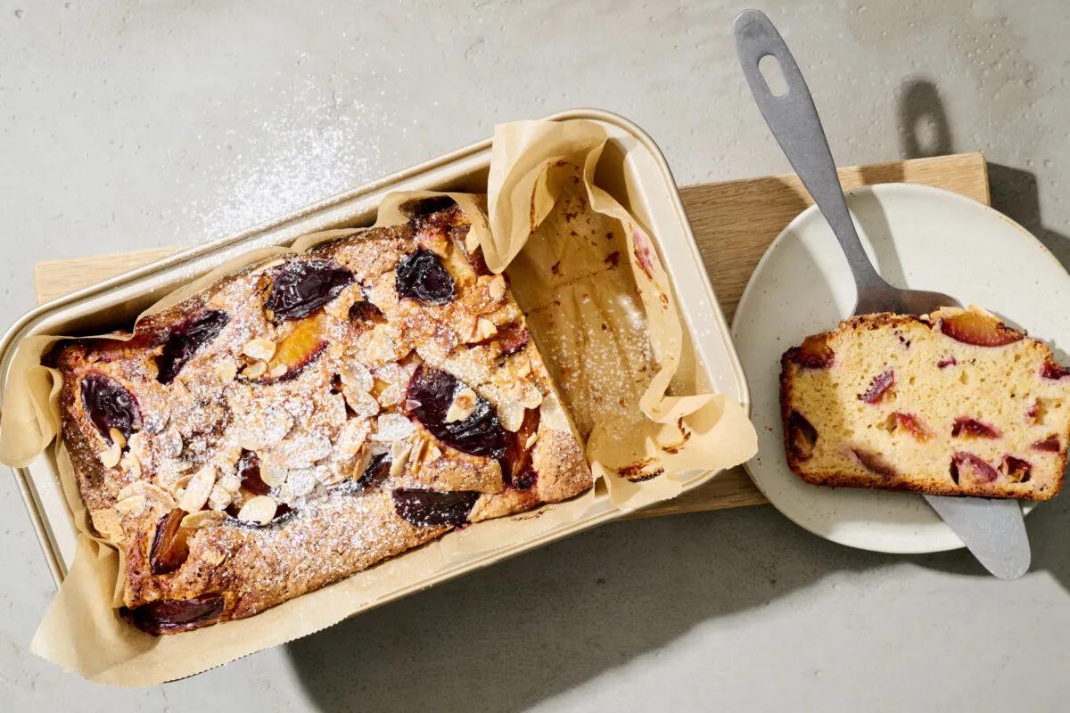 Cake aux pruneaux aus der Kategorie Gebäck süss. Das fertige Gericht schön angerichtet und fotografiert aus Vogelperspektive (Food Fotografie). Serviervorschlag, Original Tiptopf Rezept, aus dem bekanntesten Kochbuch der Schweiz