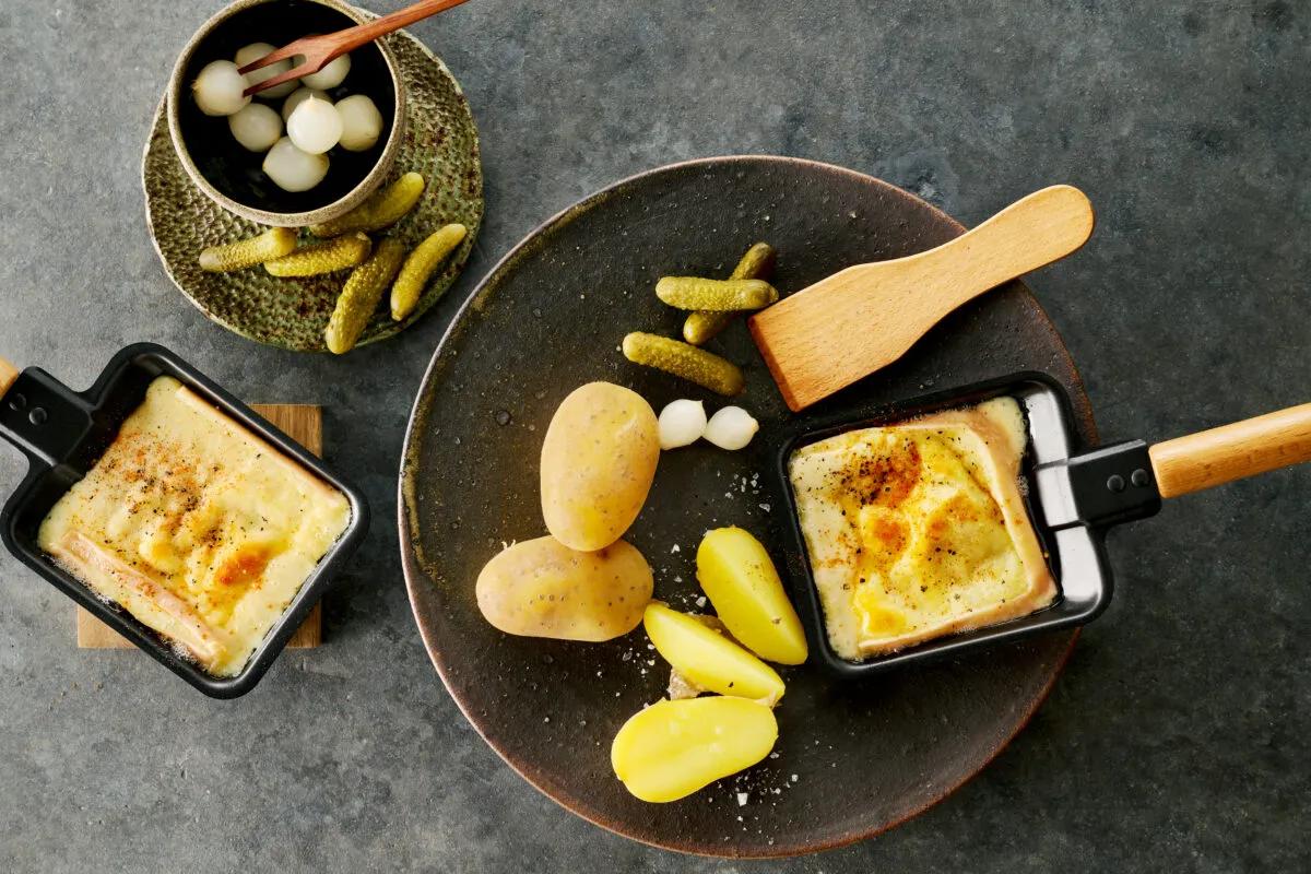 Raclette aus der Kategorie Kartoffeln &amp; Süsskartoffeln. Das fertige Gericht schön angerichtet und fotografiert aus Vogelperspektive (Food Fotografie). Serviervorschlag, Original Tiptopf Rezept, aus dem bekanntesten Kochbuch der Schweiz