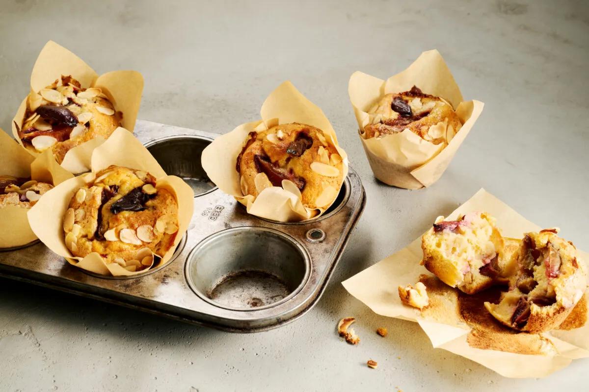Muffins aux pruneaux aus der Kategorie Gebäck süss. Das fertige Gericht schön angerichtet und fotografiert aus Vogelperspektive (Food Fotografie). Serviervorschlag, Original Tiptopf Rezept, aus dem bekanntesten Kochbuch der Schweiz