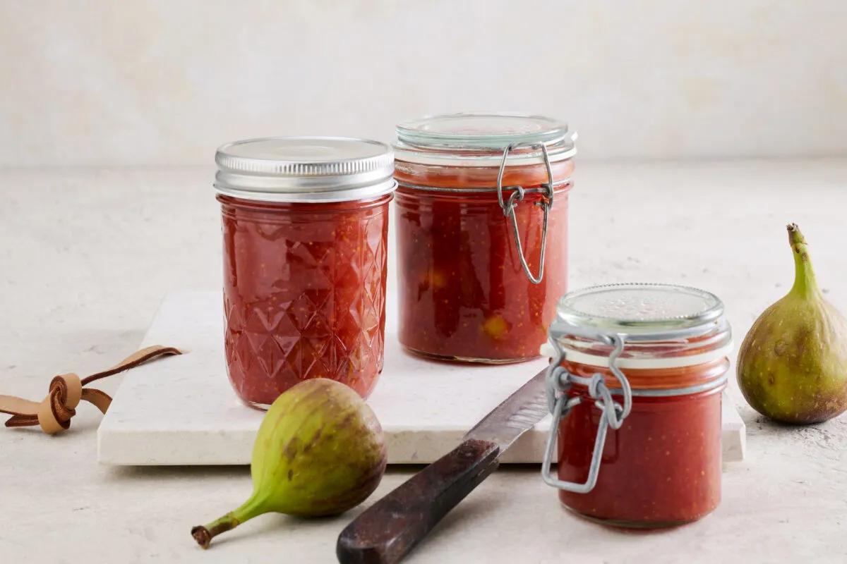 Confiture à la figue de la catégorie . Méthode de préparation pas de. Le plat terminé est joliment présenté et photographié en vue aérienne (photographie alimentaire). Suggestion de présentation, recette originale de Croqu'menus, tirée du livre de cuisine le plus connu de Suisse