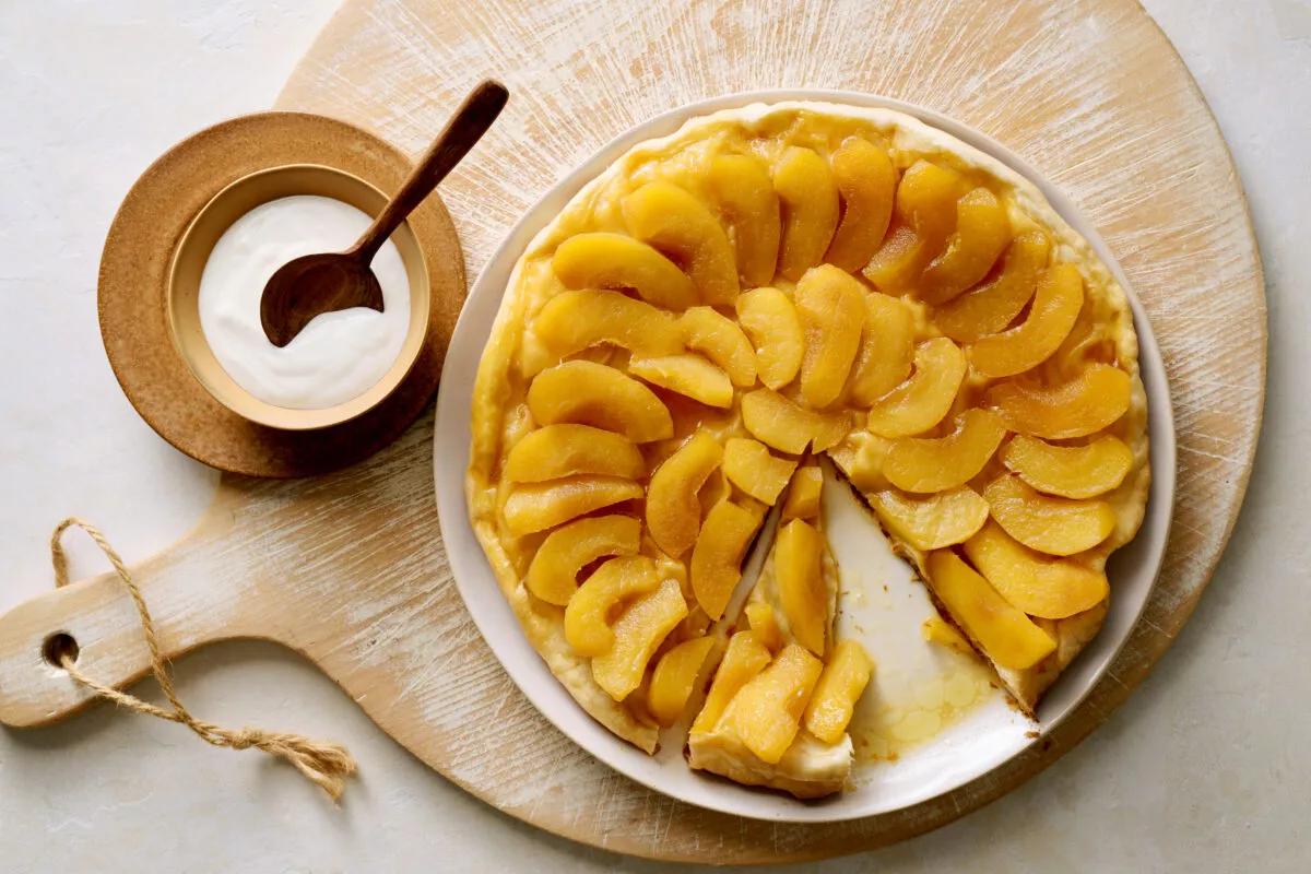 Tarte tatin de la catégorie . Méthode de préparation cuire. Le plat terminé est joliment présenté et photographié en vue aérienne (photographie alimentaire). Suggestion de présentation, recette originale de Croqu'menus, tirée du livre de cuisine le plus connu de Suisse