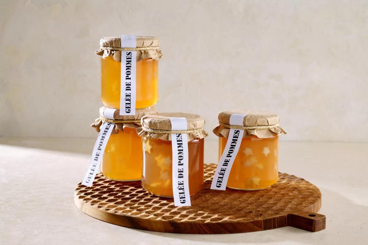 Gelée de pommes de la catégorie . Méthode de préparation bouillir. Le plat terminé est joliment présenté et photographié en vue aérienne (photographie alimentaire). Suggestion de présentation, recette originale de Croqu'menus, tirée du livre de cuisine le plus connu de Suisse
