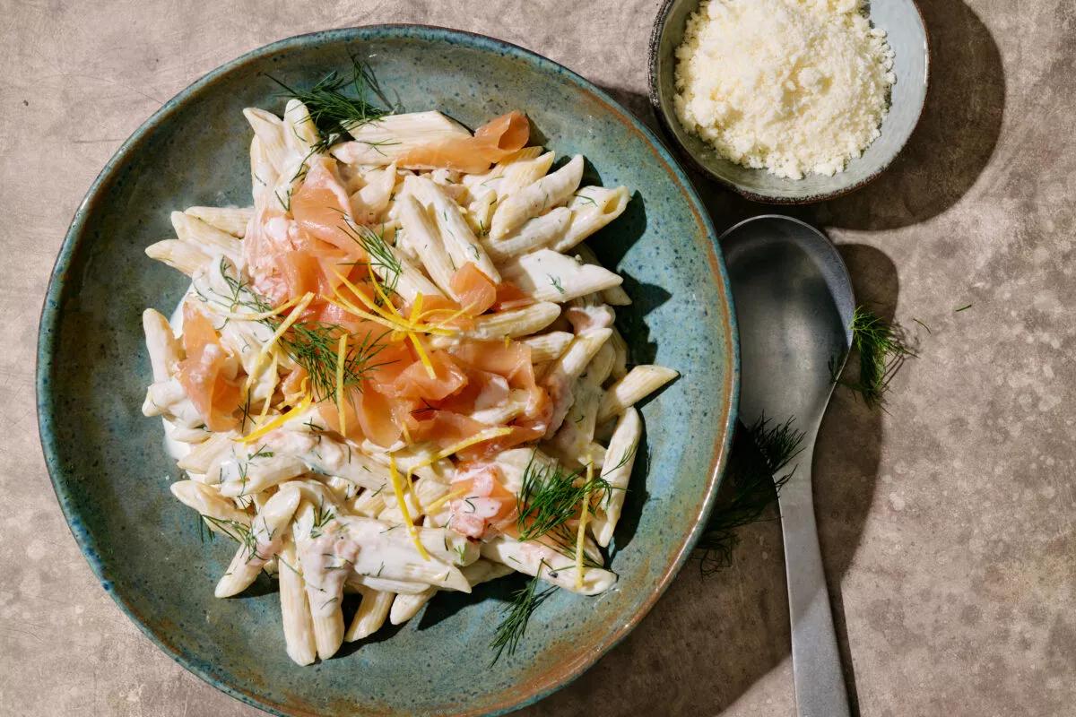 Pâtes au saumon fumé aus der Kategorie Getreide. Das fertige Gericht schön angerichtet und fotografiert aus Vogelperspektive (Food Fotografie). Serviervorschlag, Original Tiptopf Rezept, aus dem bekanntesten Kochbuch der Schweiz