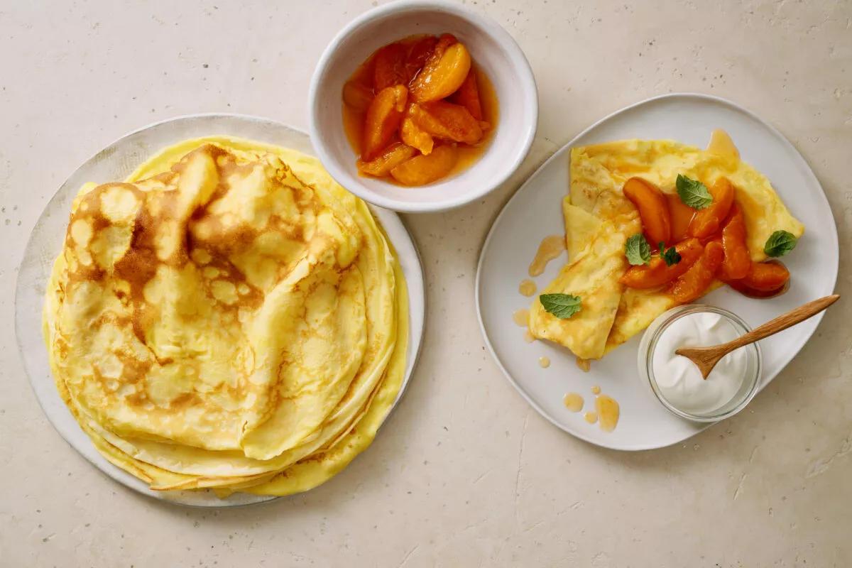 Crêpes fines de la catégorie . Méthode de préparation pâte à crêpes ou à knöpfli. Le plat terminé est joliment présenté et photographié en vue aérienne (photographie alimentaire). Suggestion de présentation, recette originale de Croqu'menus, tirée du livre de cuisine le plus connu de Suisse