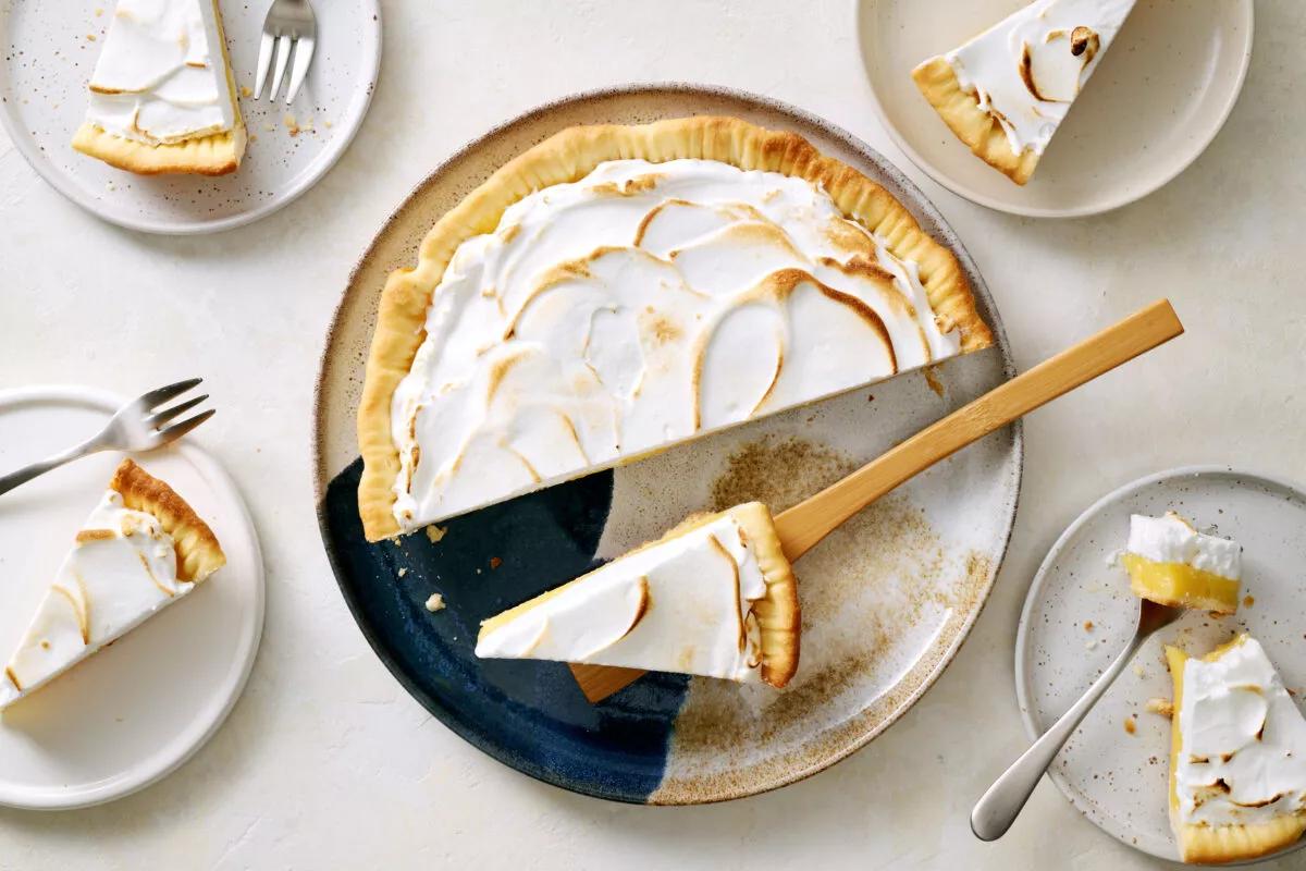 Tarte au citron de la catégorie . Méthode de préparation cuire. Le plat terminé est joliment présenté et photographié en vue aérienne (photographie alimentaire). Suggestion de présentation, recette originale de Croqu'menus, tirée du livre de cuisine le plus connu de Suisse