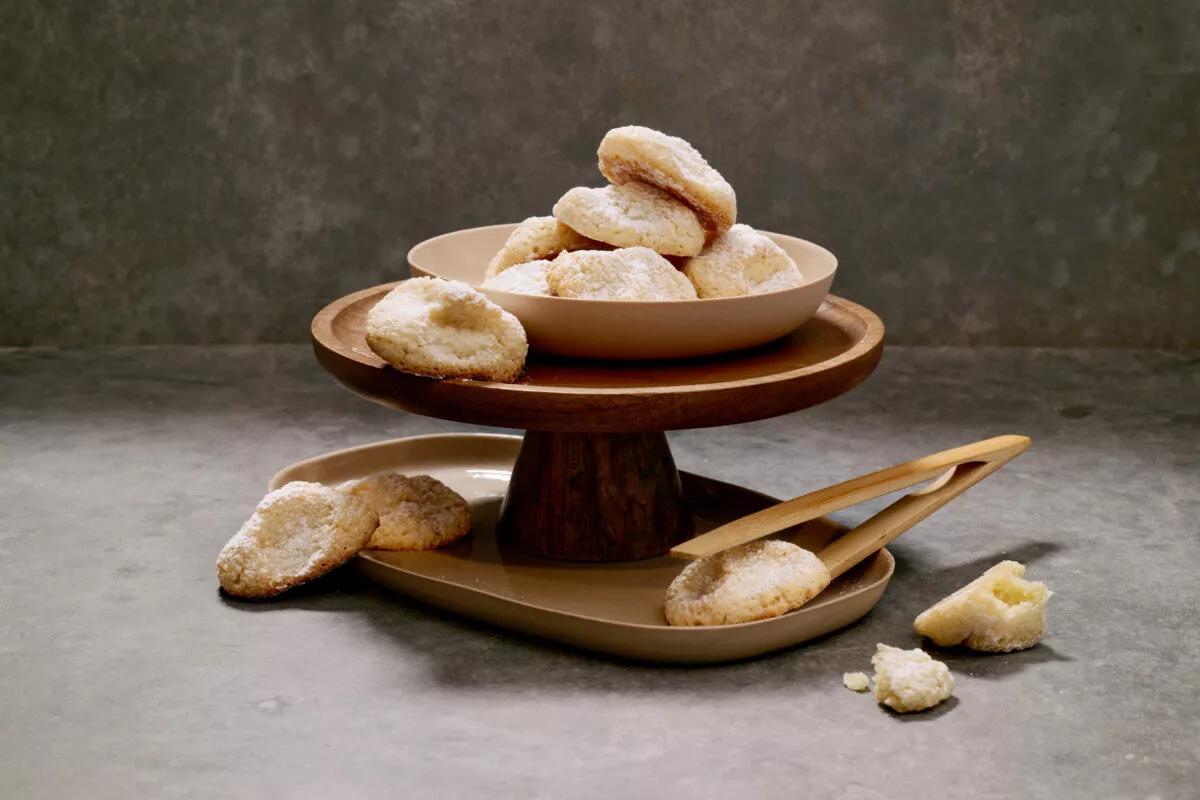 Amaretti de la catégorie . Méthode de préparation cuire. Le plat terminé est joliment présenté et photographié en vue aérienne (photographie alimentaire). Suggestion de présentation, recette originale de Croqu'menus, tirée du livre de cuisine le plus connu de Suisse