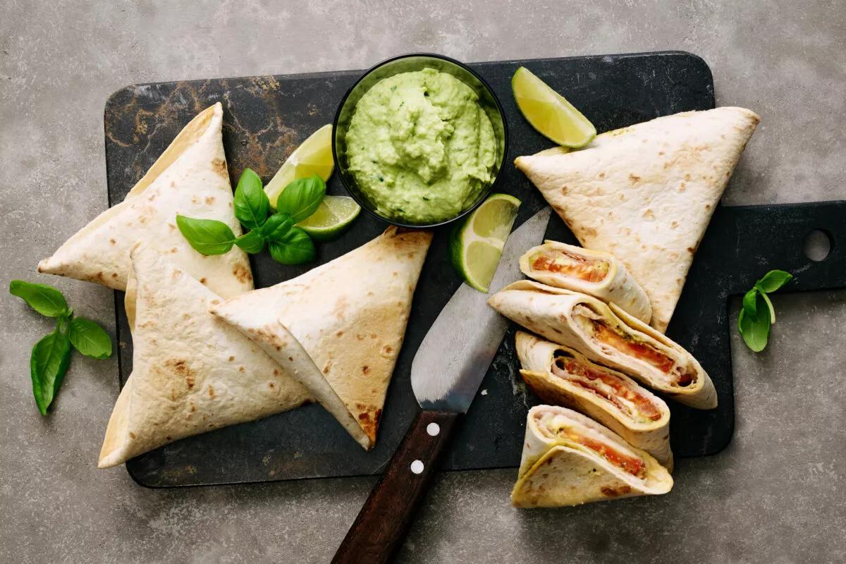 Triangles de tortilla de la catégorie . Méthode de préparation . Le plat terminé est joliment présenté et photographié en vue aérienne (photographie alimentaire). Suggestion de présentation, recette originale de Croqu'menus, tirée du livre de cuisine le plus connu de Suisse