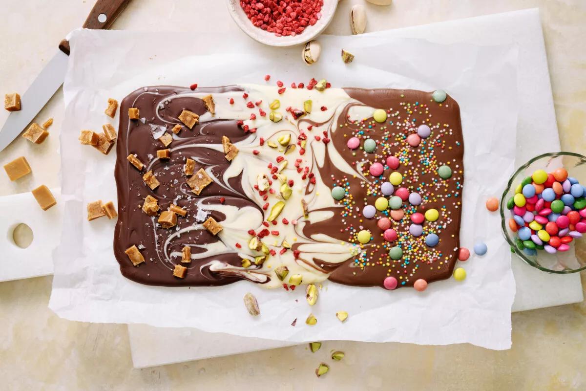 Chocolat à la casse aus der Kategorie Desserts. Das fertige Gericht schön angerichtet und fotografiert aus Vogelperspektive (Food Fotografie). Serviervorschlag, Original Tiptopf Rezept, aus dem bekanntesten Kochbuch der Schweiz