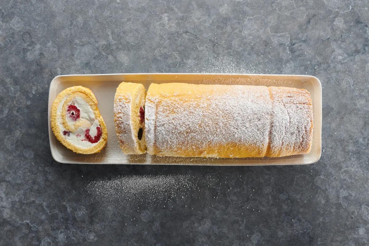 Biscuit roulé aux fruits aus der Kategorie Gebäck süss. Das fertige Gericht schön angerichtet und fotografiert aus Vogelperspektive (Food Fotografie). Serviervorschlag, Original Tiptopf Rezept, aus dem bekanntesten Kochbuch der Schweiz