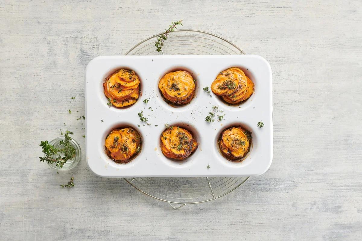 Timbales de patates douces aus der Kategorie Kartoffeln & Süsskartoffeln. Das fertige Gericht schön angerichtet und fotografiert aus Vogelperspektive (Food Fotografie). Serviervorschlag, Original Tiptopf Rezept, aus dem bekanntesten Kochbuch der Schweiz
